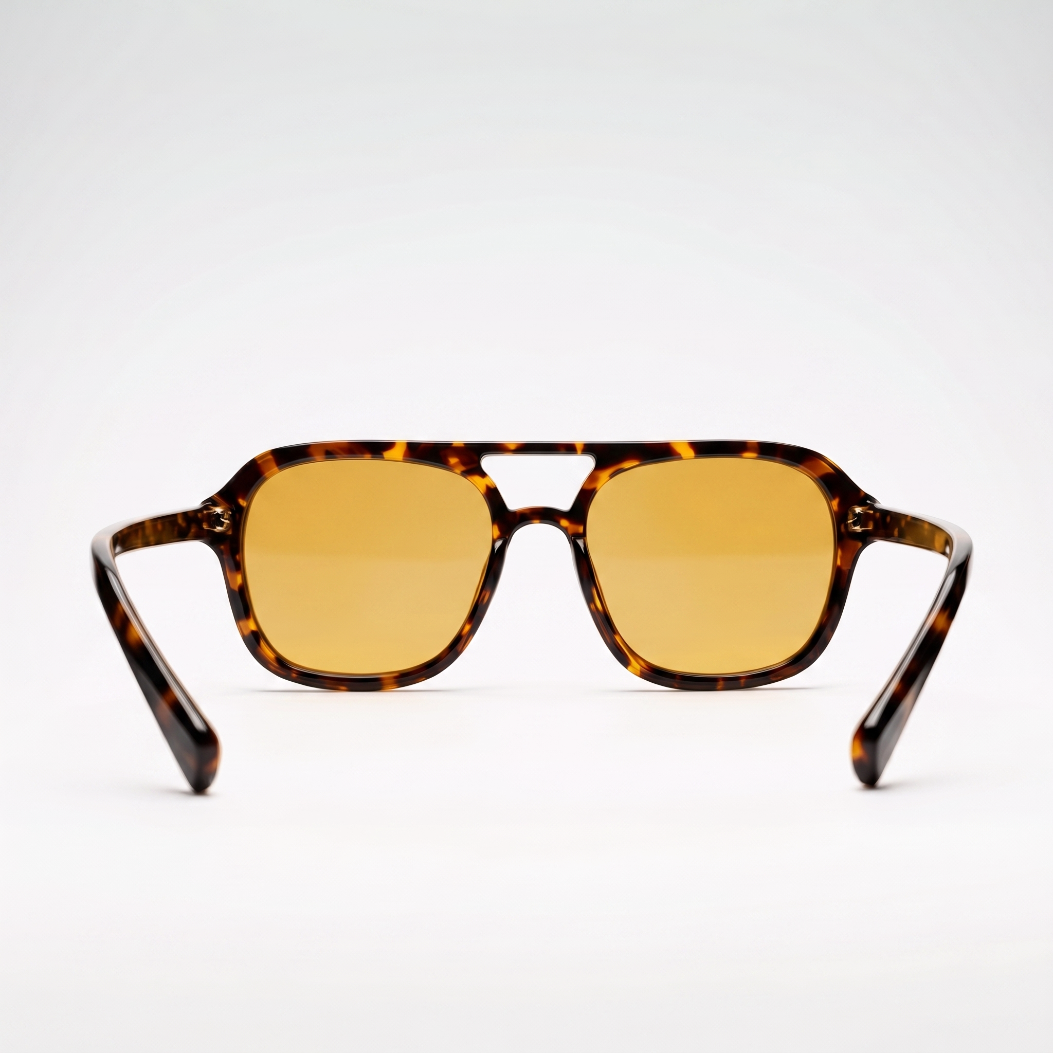 Aviator Nordic Ember — Rückansicht mit Blick durch die warm-gelben Gläser