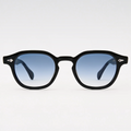 Wayfarer Polar Dusk — Frontalansicht: schwarzer Hochglanz-Acetat-Rahmen mit blau verlaufenden Gläsern und silbernen Rauten-Nieten