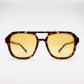 Aviator Nordic Ember — Frontalansicht: Tortoise-Rahmen mit Doppelsteg und warm-gelben Gläsern