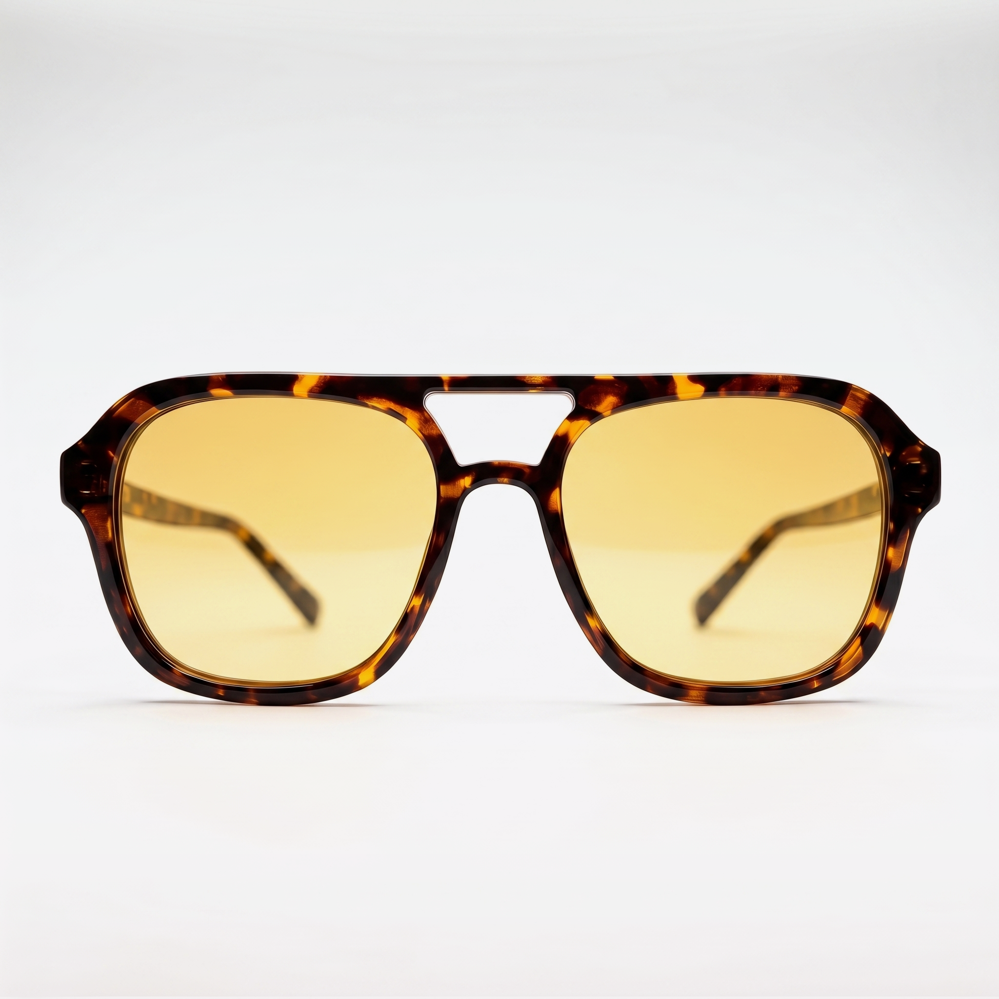 Aviator Nordic Ember — Frontalansicht: Tortoise-Rahmen mit Doppelsteg und warm-gelben Gläsern