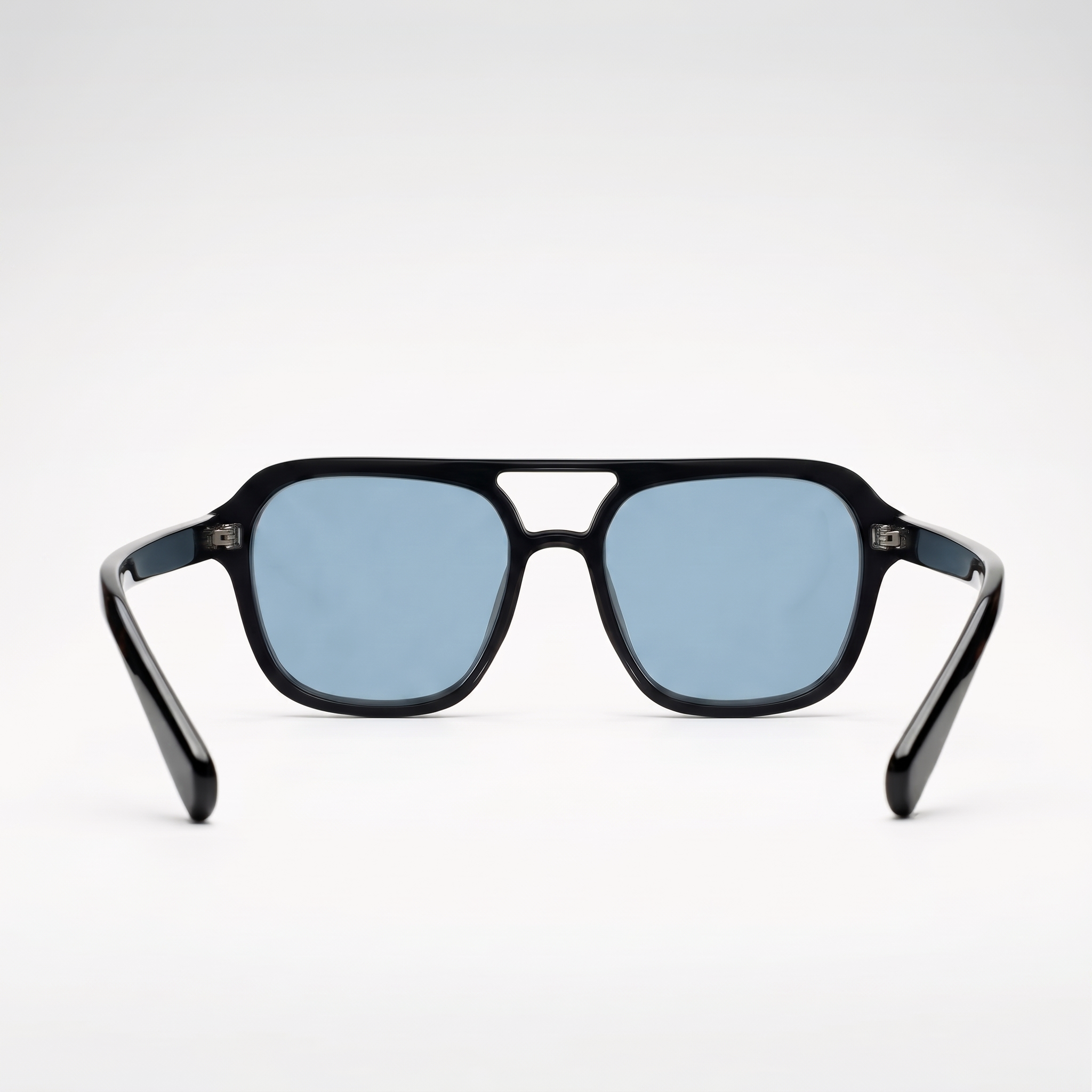Aviator Blue Meridian — Rückansicht mit Blick durch die hellblauen Gläser