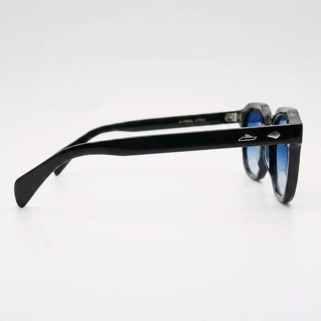 Wayfarer Polar Dusk — Seitenansicht rechts mit graviertem Boot-Logo