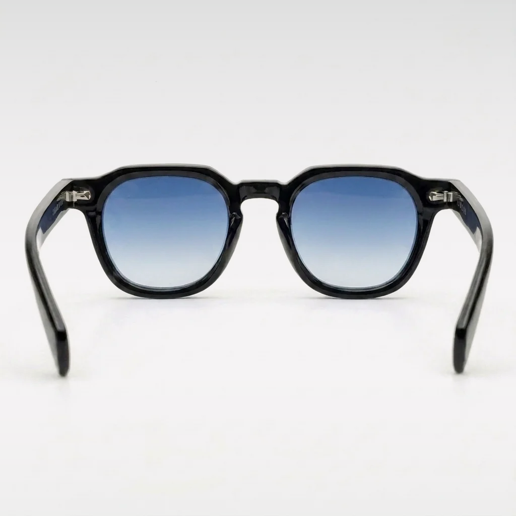 Wayfarer Polar Dusk — Rückansicht mit Blick durch die blau verlaufenden Gläser