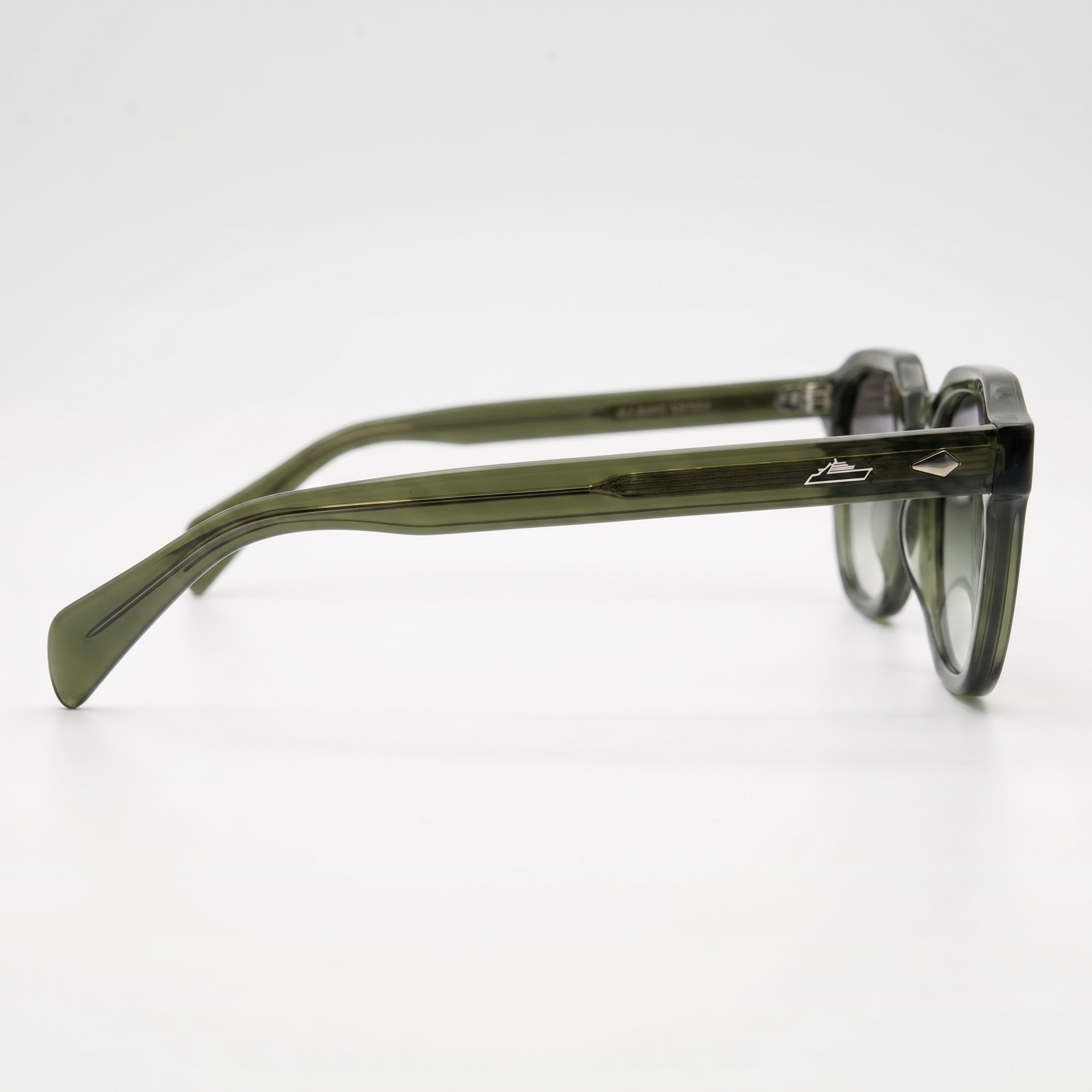 Wayfarer Olive Fjord — Seitenansicht rechts mit graviertem Boot-Logo