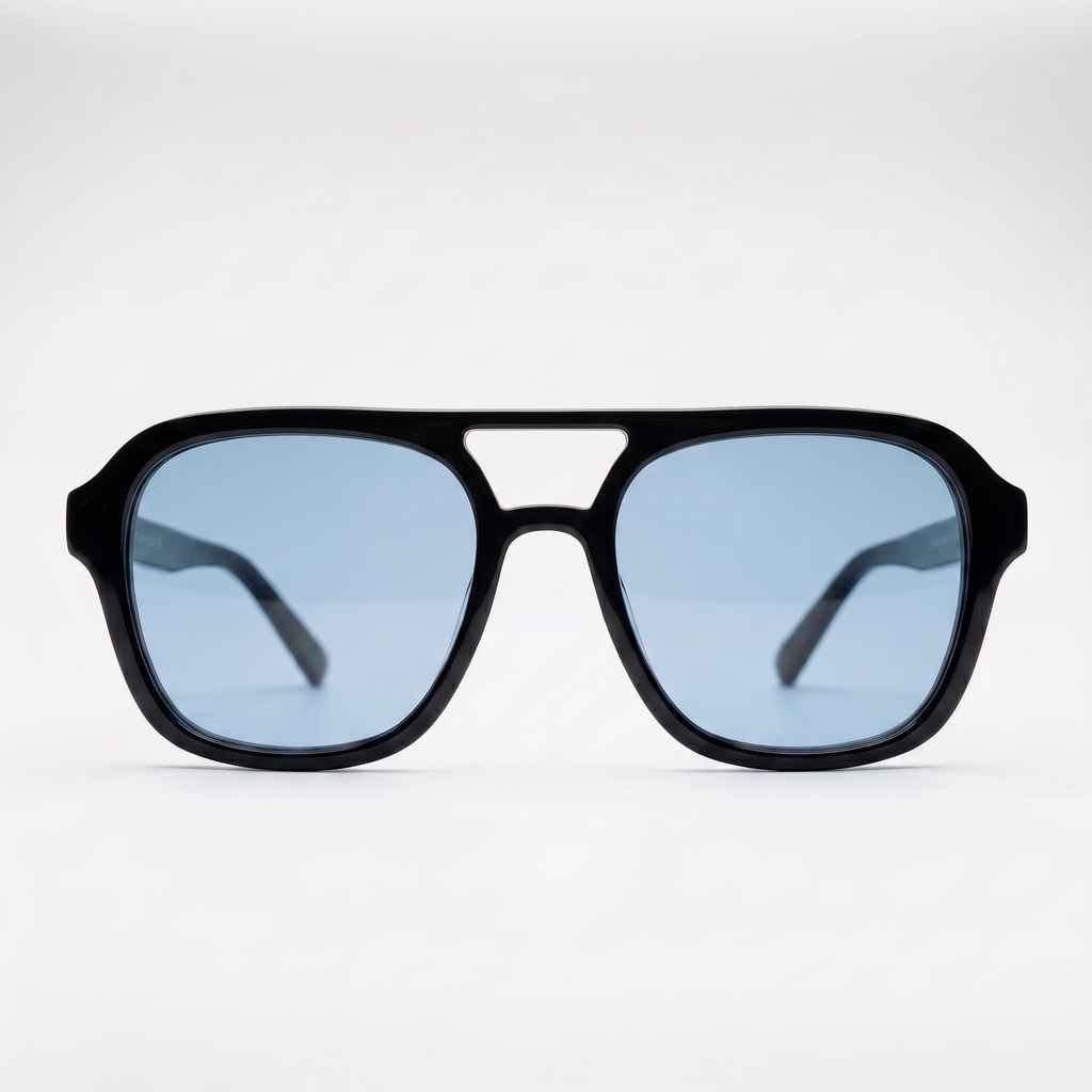 Aviator Blue Meridian — Frontalansicht: schwarzer Hochglanz-Rahmen mit Doppelsteg und hellblauen Gläsern