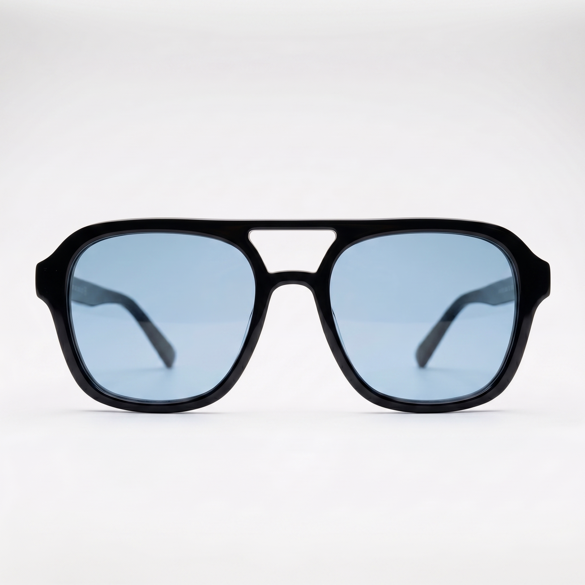 Aviator Blue Meridian — Frontalansicht: schwarzer Hochglanz-Rahmen mit Doppelsteg und hellblauen Gläsern