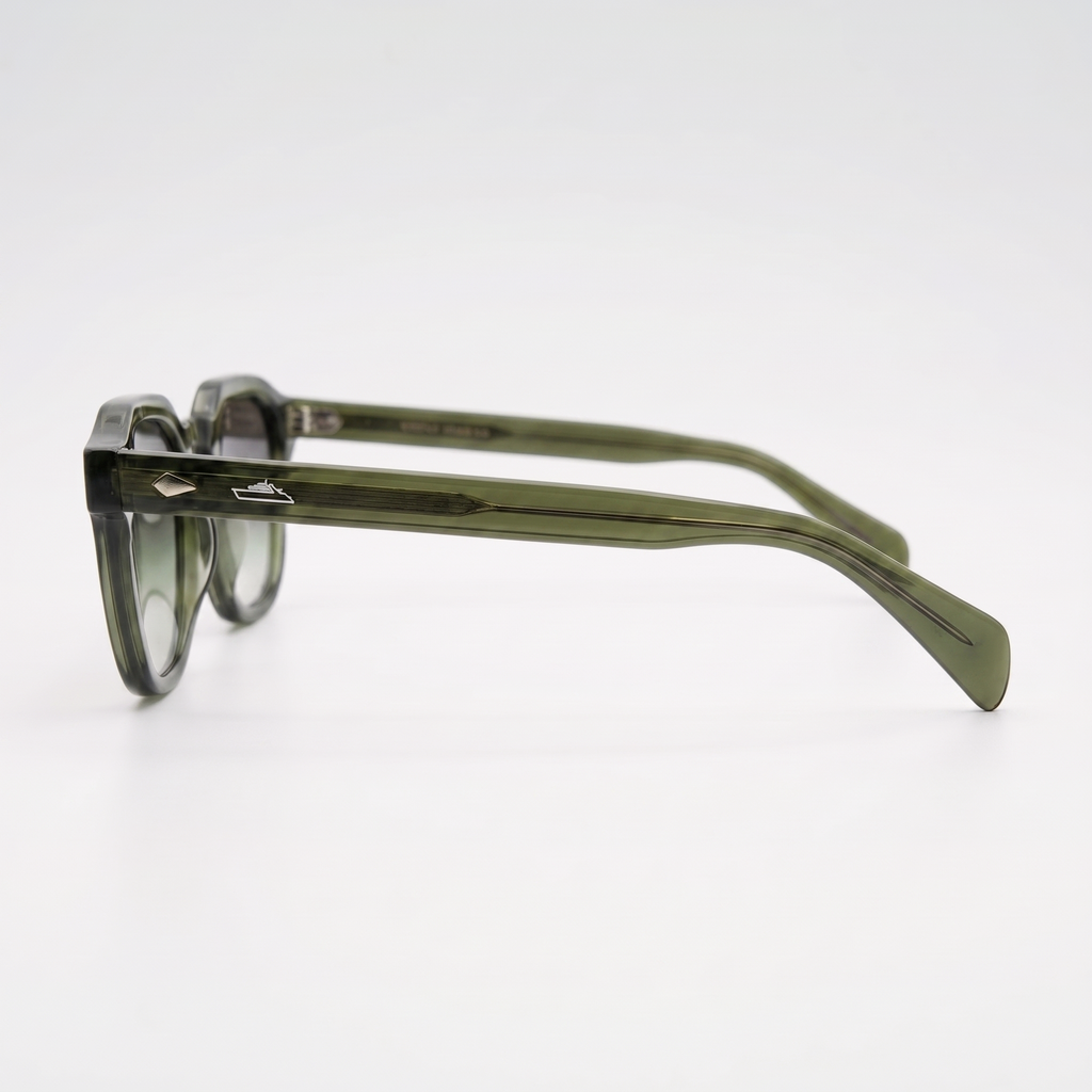 Wayfarer Olive Fjord — Seitenansicht links: olivgrüner Acetat-Bügel mit silberner Rauten-Niete und Logo-Gravur