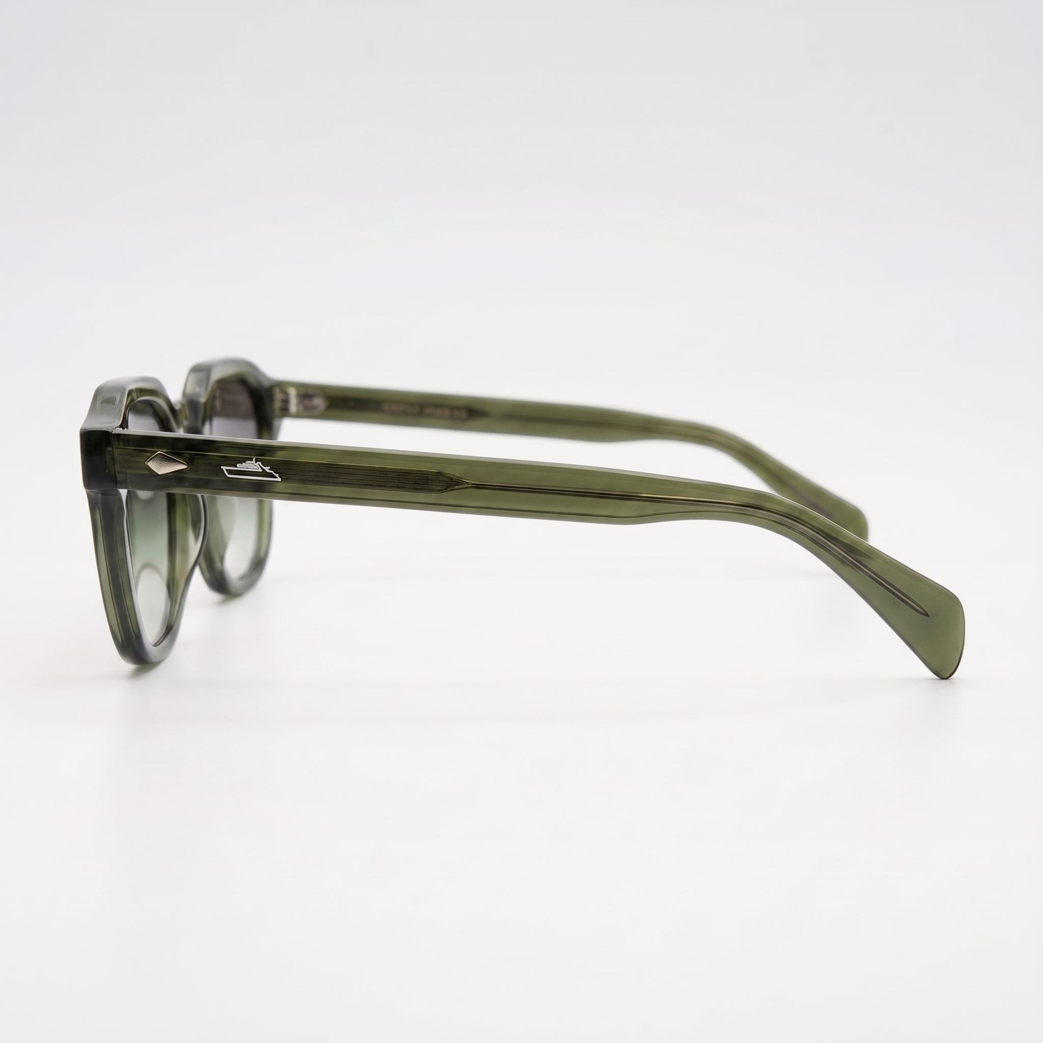 Wayfarer Olive Fjord — Seitenansicht links: olivgrüner Acetat-Bügel mit silberner Rauten-Niete und Logo-Gravur