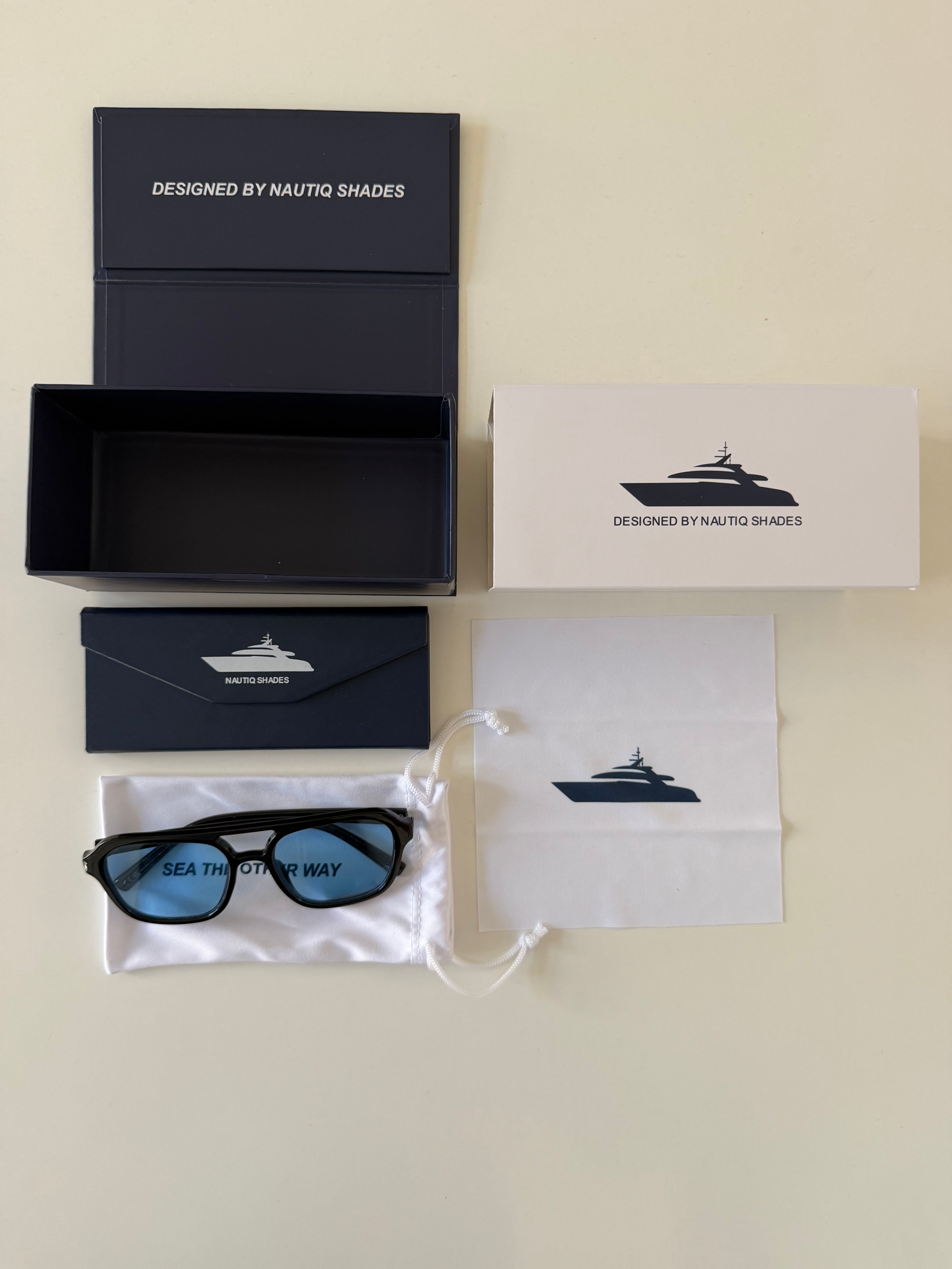 NAUTIQ Lieferumfang — Box, Etui, Putztuch, Pouch
